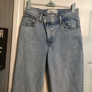Abercrombie & Fitch 90’s Straight Ultra High Rise, Curve Love Jeans. Size 24